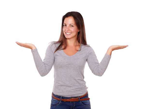 Charmig kvinna med handflatorna uppåt ler på dig — Stockfoto
