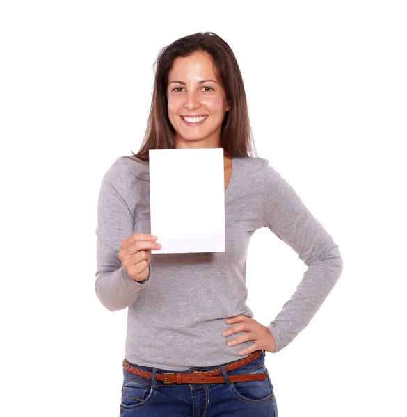 Jovem carta feminina segurando sorrindo para você — Fotografia de Stock