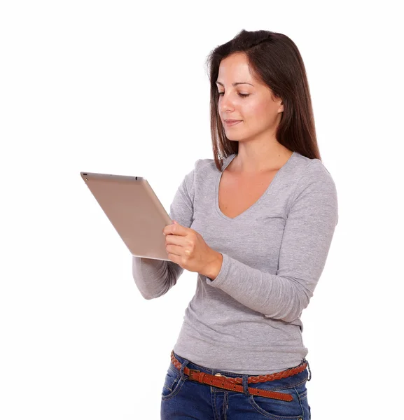 Mulher encantadora trabalhando no tablet pc enquanto está de pé — Fotografia de Stock