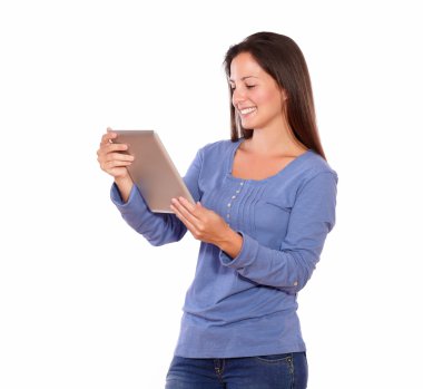 güzel bir kadın dururken tablet pc üzerinde çalışan