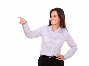 gülümseyen genç bayan ayakta işaret