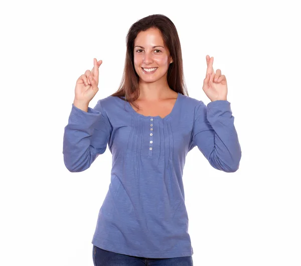 Glimlachend dame kruising vingers terwijl staande — Stockfoto