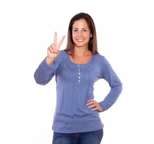 Schöne Dame zeigt Siegeszeichen mit Fingern — Stockfoto