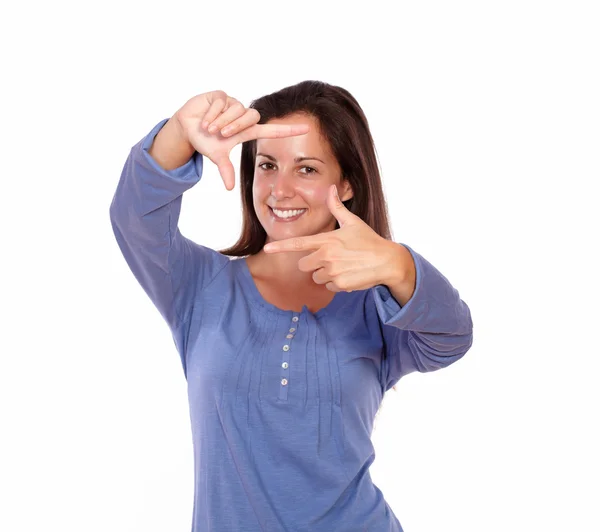 Улыбающаяся женщина делает рамку руками — стоковое фото