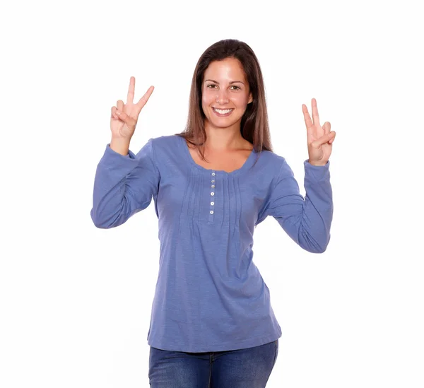 Красивая женщина показывает знак победы с пальцами Лицензионные Стоковые Изображения