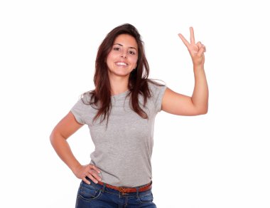 gülümseyen kadın parmaklarını zafer işaretiyle gösterilen