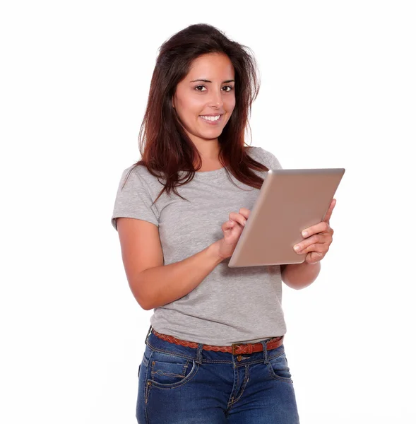 Sorridente giovane donna utilizzando il suo tablet pc — Foto Stock