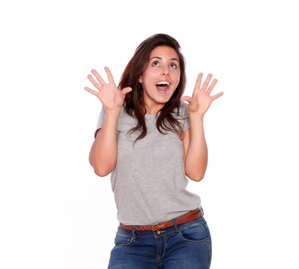 Mujer sorprendida en jeans gritando con las manos arriba — Foto de Stock