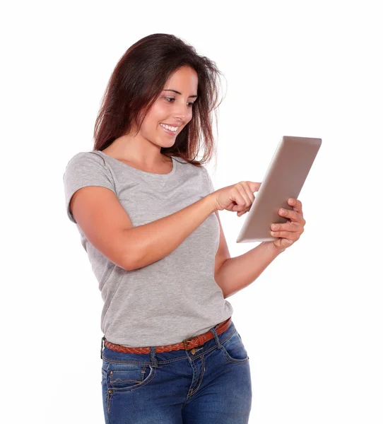 Encantadora jovem mulher trabalhando no tablet pc — Fotografia de Stock