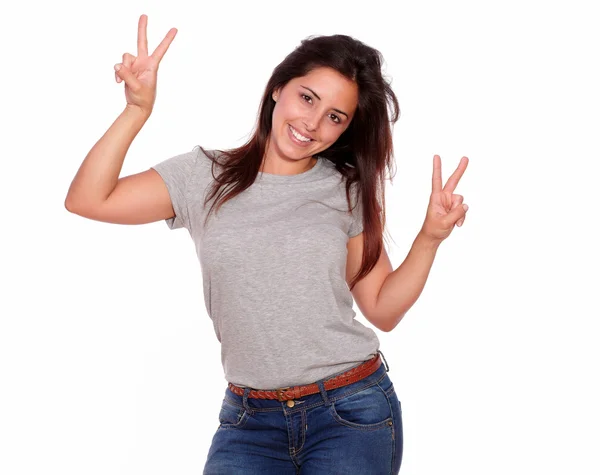 Очаровательная женщина показывает знак победы с пальцами — стоковое фото