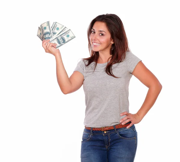 Linda dama sonriente sosteniendo dólares mientras está de pie — Foto de Stock