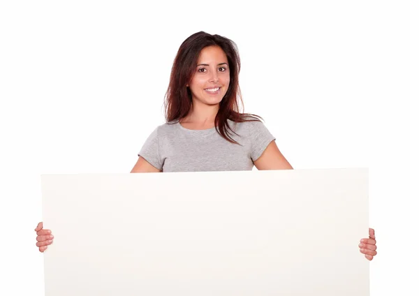 Joven sonriente sosteniendo un cartel en blanco — Foto de Stock