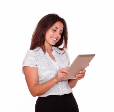 tablet pc üzerinde çalışan güzel kadın