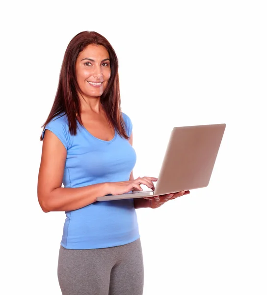 Sportieve volwassen vrouw met behulp van haar laptopcomputer — Stockfoto