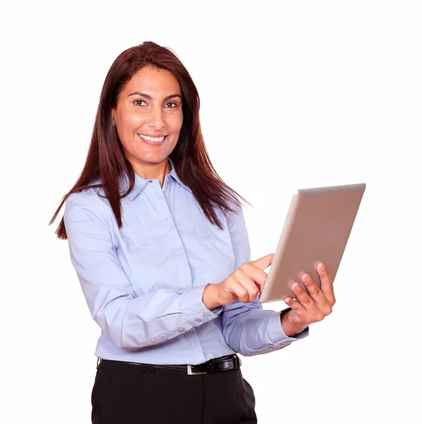 Sorrindo mulher sênior trabalhando em seu tablet pc — Fotografia de Stock
