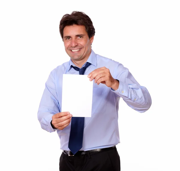 Hombre guapo sonriendo y mostrándote una tarjeta — Foto de Stock