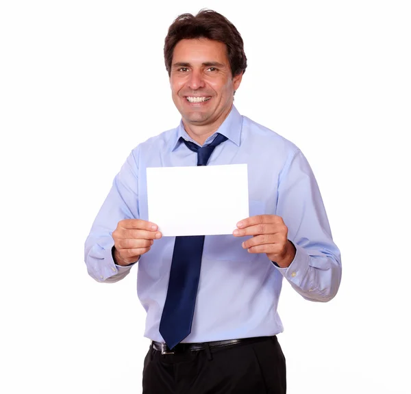 Homem atraente sorrindo e mostrando-lhe um cartão — Fotografia de Stock