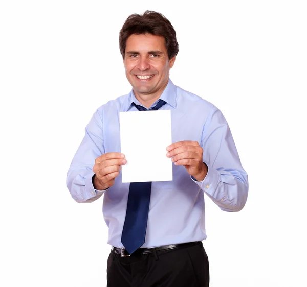 Hombre de negocios sonriendo y mostrándote una tarjeta — Foto de Stock