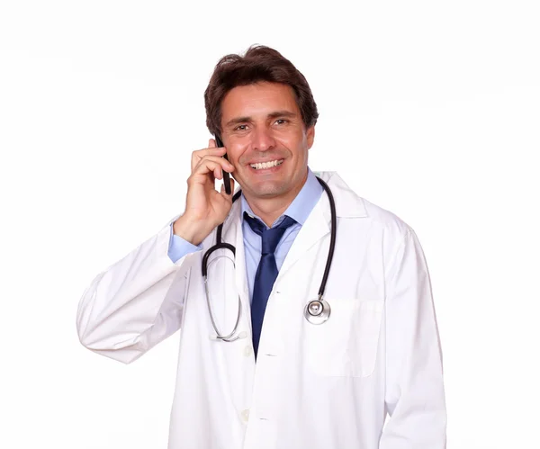 Médico sorridente falando no celular — Fotografia de Stock