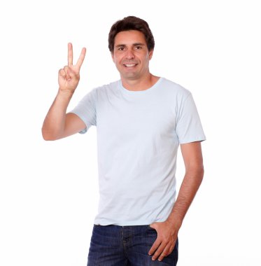 yakışıklı adamın parmaklarını zafer işaretiyle gösterilen