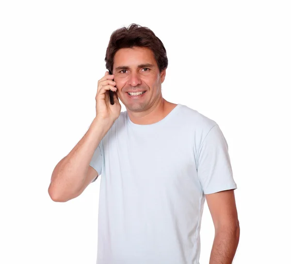 Hombre carismático sonriendo hablando por celular — Foto de Stock