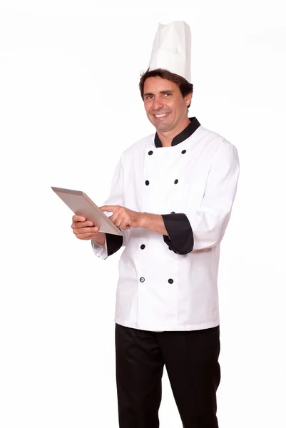 Profissional cozinheiro masculino trabalhando no tablet pc — Fotografia de Stock