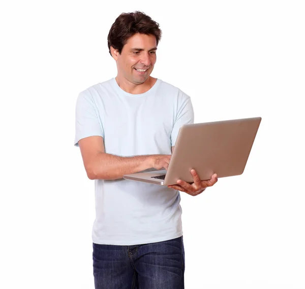 Attraktiver hispanischer Mann, der am Laptop arbeitet — Stockfoto