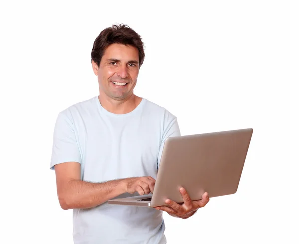 Charmanter Mann, der im Stehen am Laptop arbeitet — Stockfoto