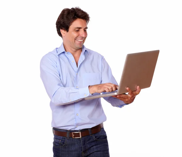 Charmanter junger Mann arbeitet am Laptop — Stockfoto