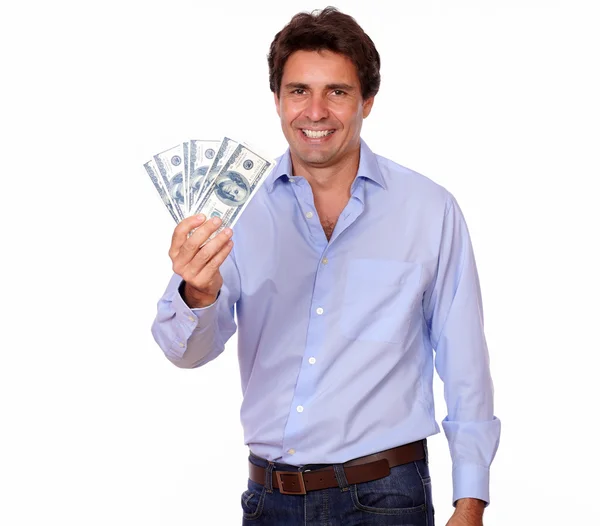 Улыбающийся взрослый мужчина с наличными долларами — стоковое фото