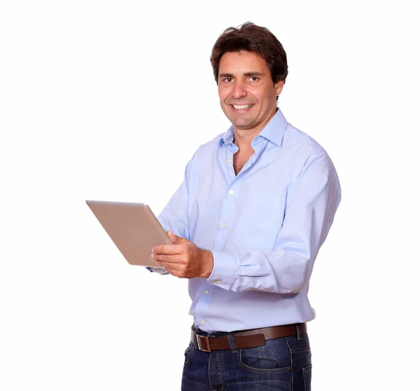 Encantador adulto masculino trabalhando em tablet pc — Fotografia de Stock
