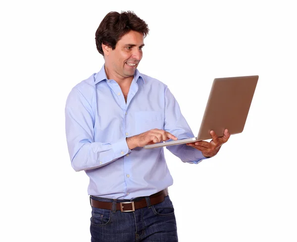 Uroczy człowiek Łacińskiej pracy na laptopie — Zdjęcie stockowe