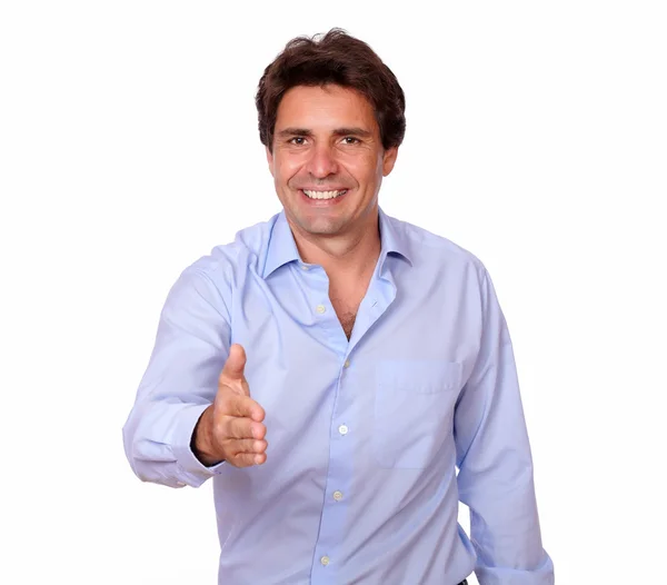 Positiver erwachsener Mann, der dich mit der Hand begrüßt — Stockfoto