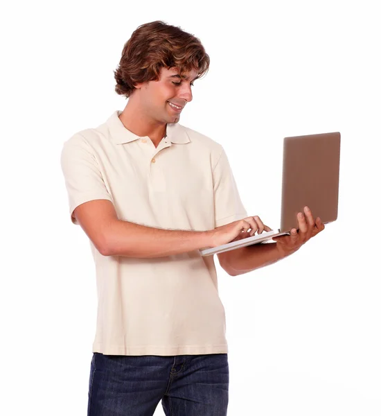 Encantador joven que trabaja en el ordenador portátil — Foto de Stock