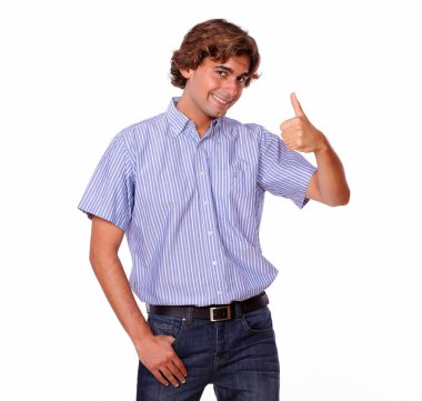 yakışıklı delikanlı memnun ok işareti ile.