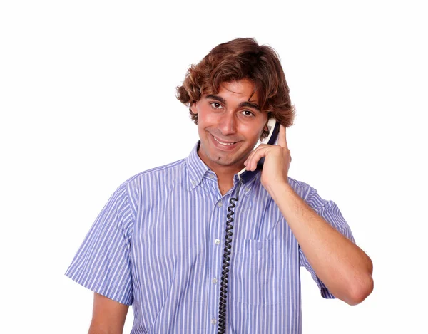 Encantador hombre hispano conversando por teléfono . — Foto de Stock