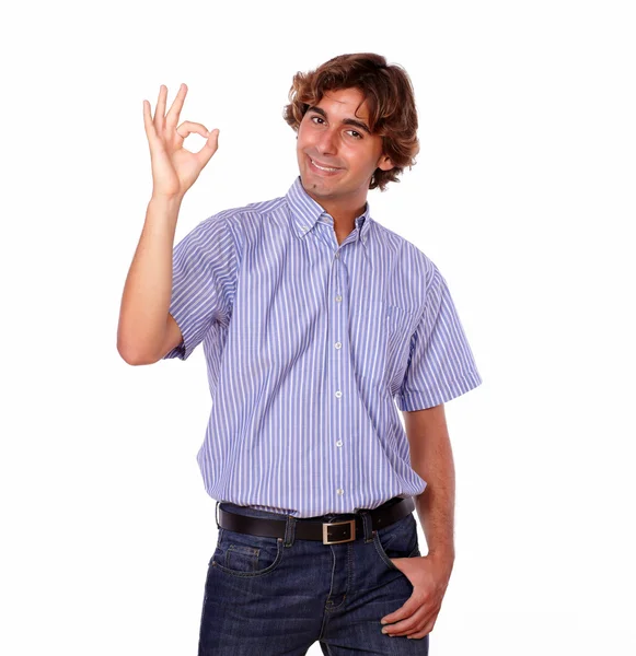 Encantador hombre carismático en jeans se ve elegante — Foto de Stock