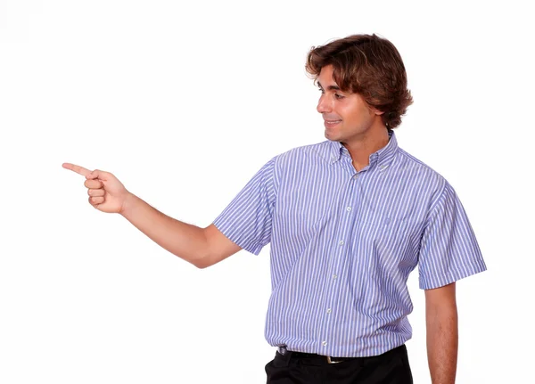 Hombre hispano con camisa azul apuntando a la derecha — Foto de Stock