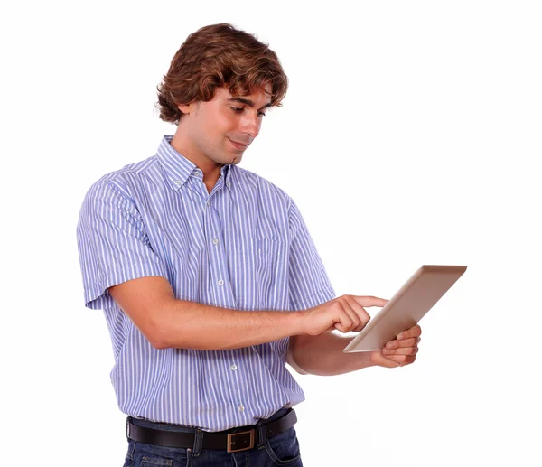 Młody człowiek stojący i przy użyciu na komputerze typu tablet. — Zdjęcie stockowe