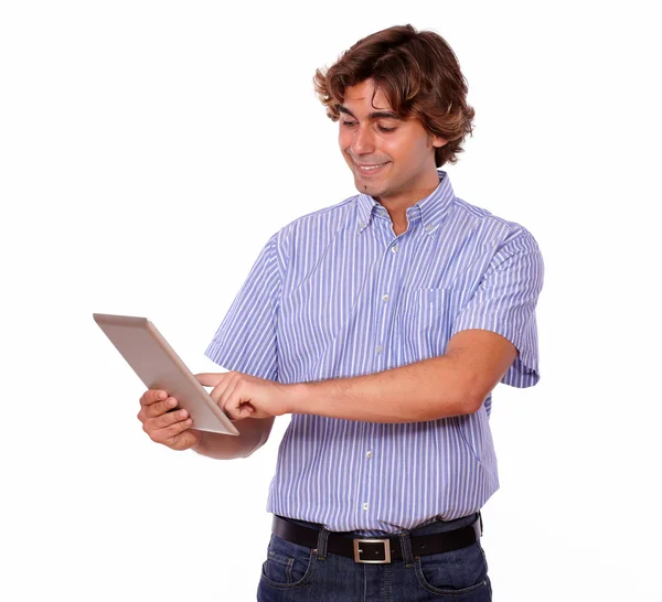 Ung man står och arbetar på TabletPC. — Stockfoto