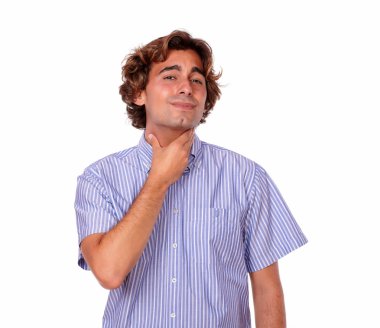 Boğaz ağrısı ile yakışıklı genç