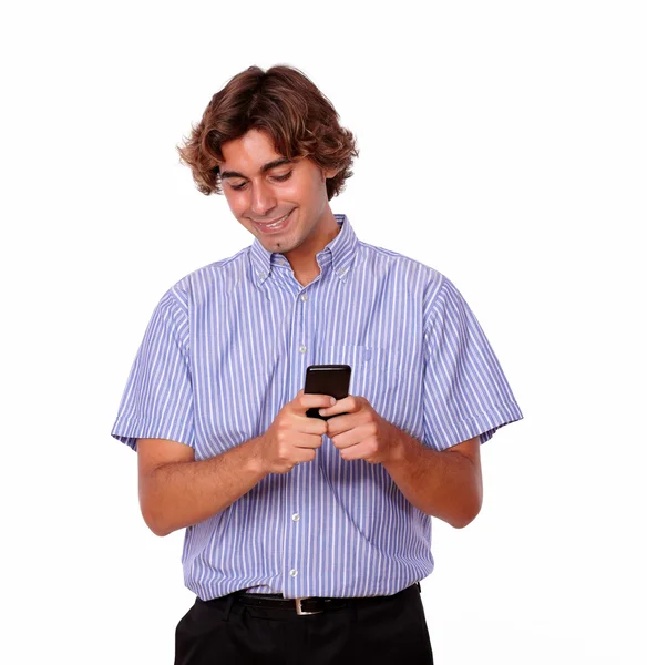 Hombre joven latino mensajes de texto en su teléfono —  Fotos de Stock