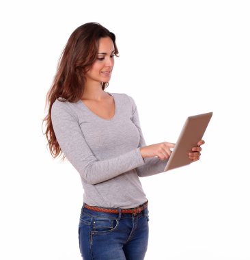 tablet pc üzerinde çalışan güzel İspanyol kadın