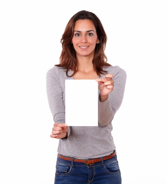 Mulher encantadora segurando um cartão em branco — Fotografia de Stock
