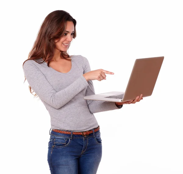 Charmante woman wijzend op laptop scherm — Stockfoto