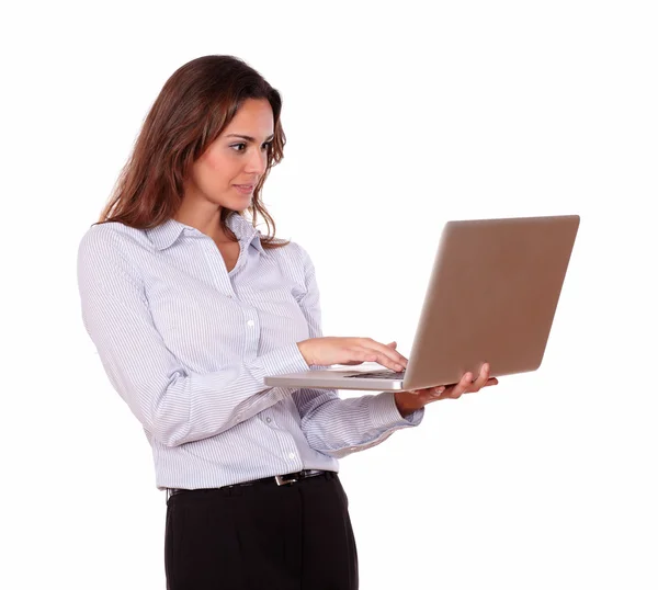 Stilvolle Frau in Bluse arbeitet am Laptop — Stockfoto