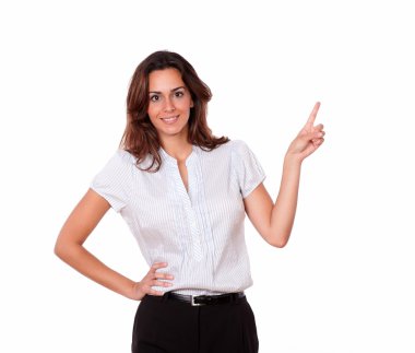 işaret ve gülümseyerek yetişkin karizmatik genç kadın