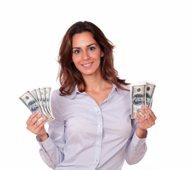 ayakta ve dolar tutan yetişkin kadın