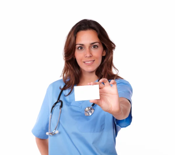 Hispanic young woman holding a blank card — Stock Photo, Image