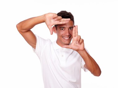 neşeli adam parmak kare işareti ile gülümseyen.